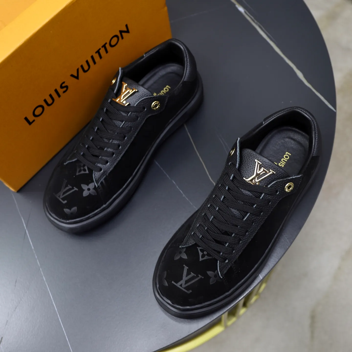 Ex-factory price: 440💰🙅‍♂️🙅‍♂️🙅‍♂️ Brand: LV Louis Vuitton Standard code: 38-44 (45 customized) Grade: Same as the official website Material: Original material splicing Comfortable and breathable lining Lightweight and wear-resistant sports outsole Style category: Men's fashion casual shoes Running sneakers Distinguished luxury brand elements Top luxury Color: actual picture color